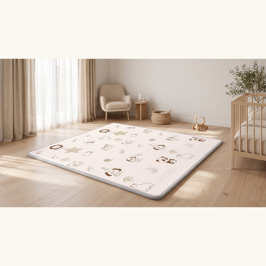 Tapis de jeu XPE enroulable crème à petits animaux et bordure grise, dans une chambre d'enfant