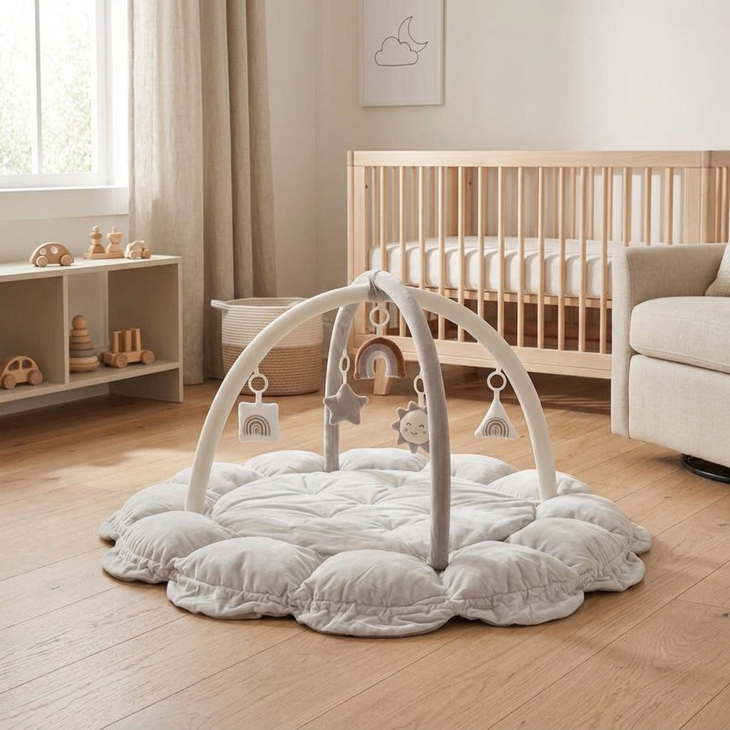 Nid d'éveil Nuage coloris Gris Brume avec arche et jouets suspendus, posé dans une chambre d'enfant