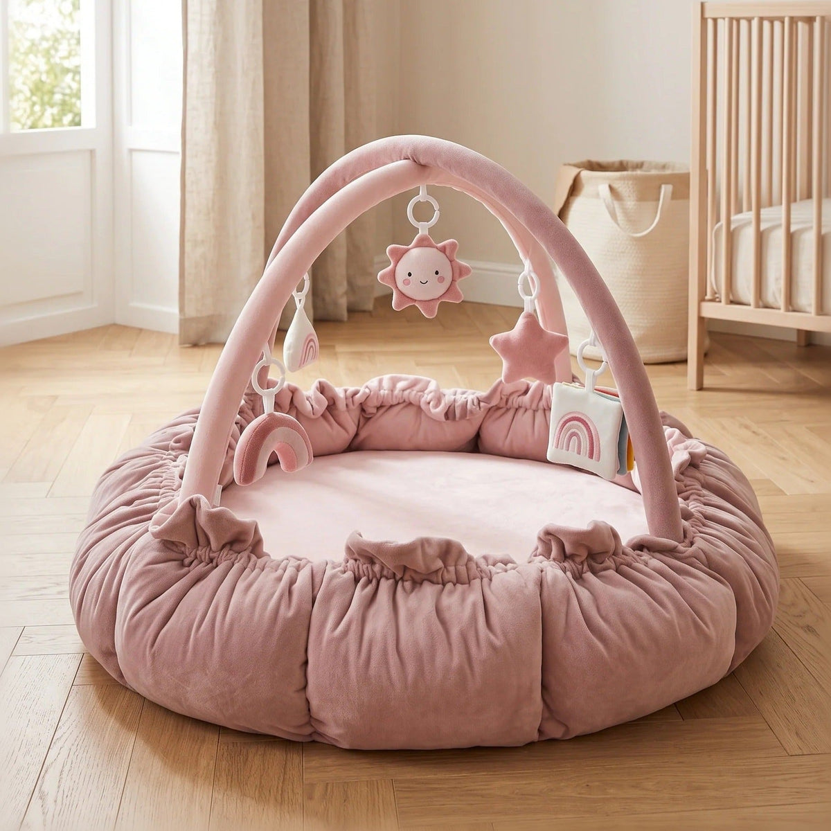 Nid d'éveil Nuage coloris Rose Poudré à rebords relevés avec arche et jouets suspendus, dans une chambre d'enfant